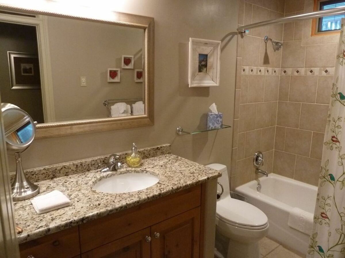 Main Bathroom with Shower/Tub