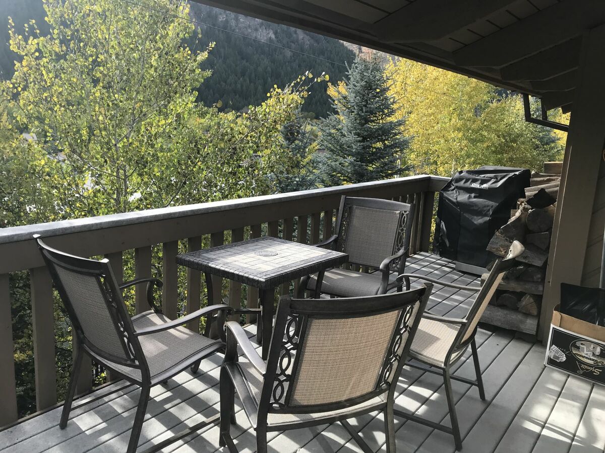 Balcony with Cafe Table & Chairs