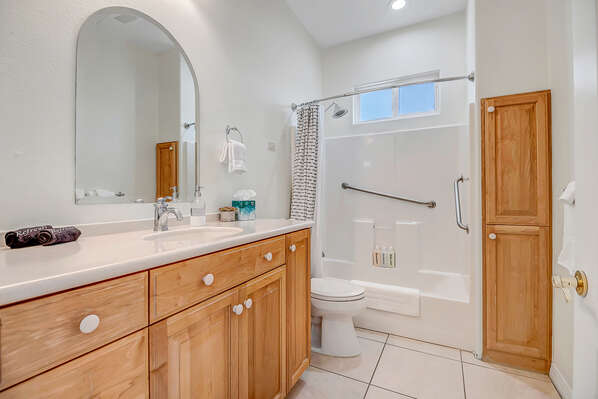 Full Shared Bathroom 2 with Tub/Shower Combo
