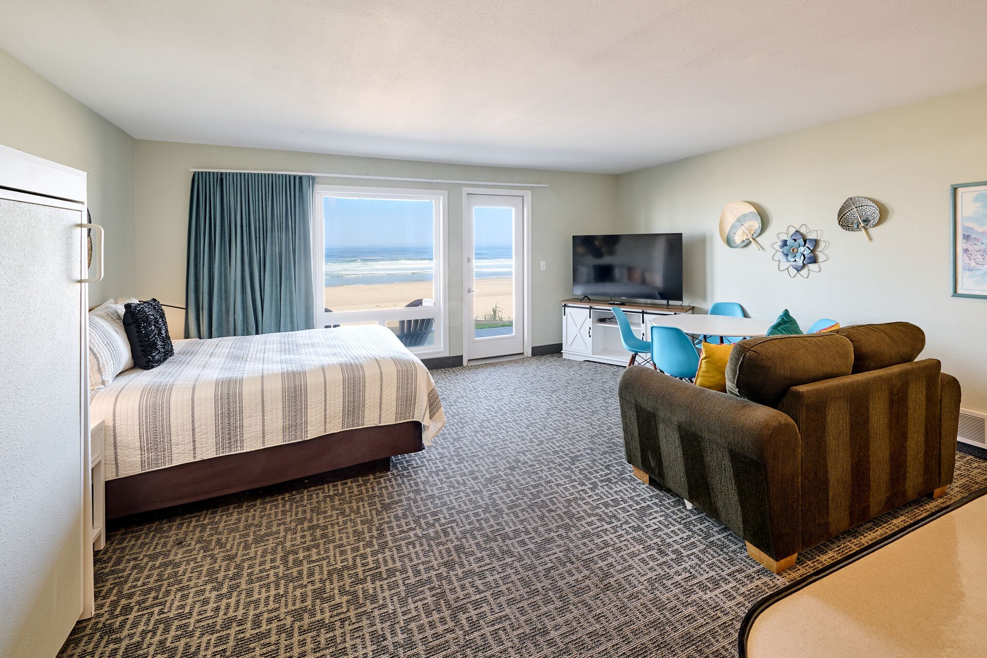 Beachfront Studio-Ground Floor-Patio-Ocean views!