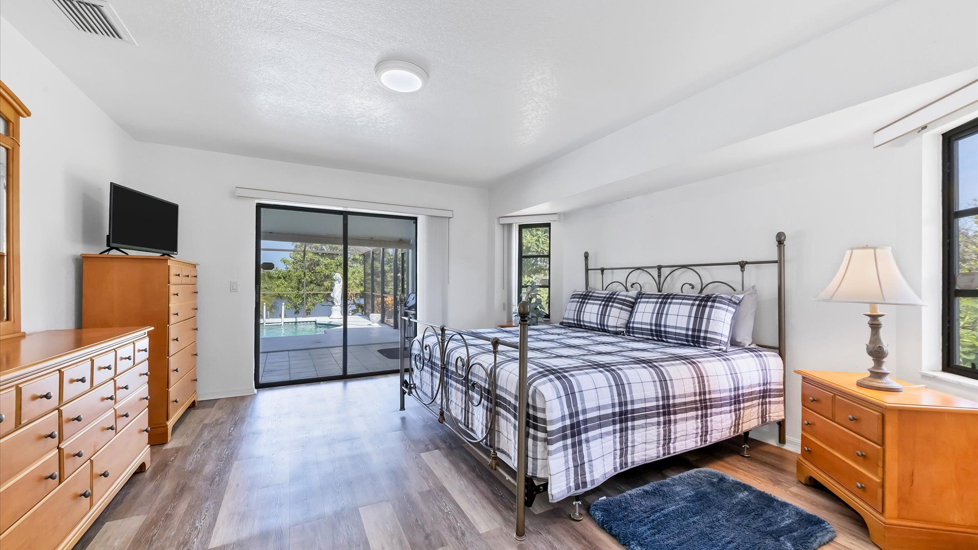 King master bedroom with lanai access with 32