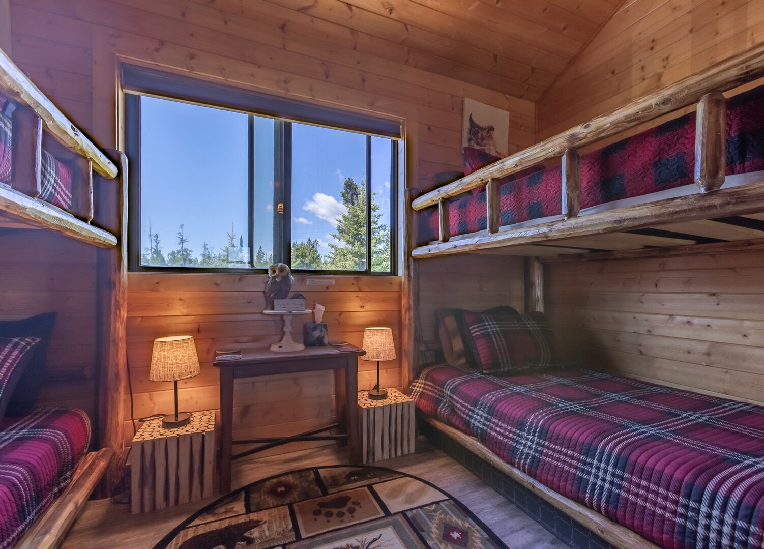 Deer View ~ loft w/ 2 twin over twin bunk beds and Smart TV (considering this a bedroom)