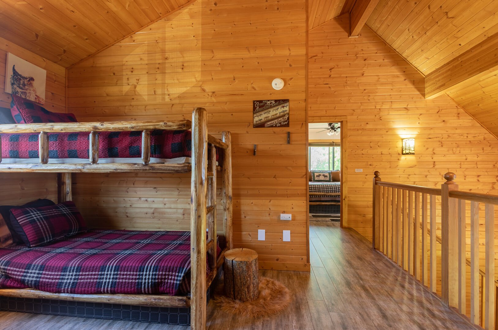 Deer View ~ loft w/ 2 twin over twin bunk beds and Smart TV (considering this a bedroom)