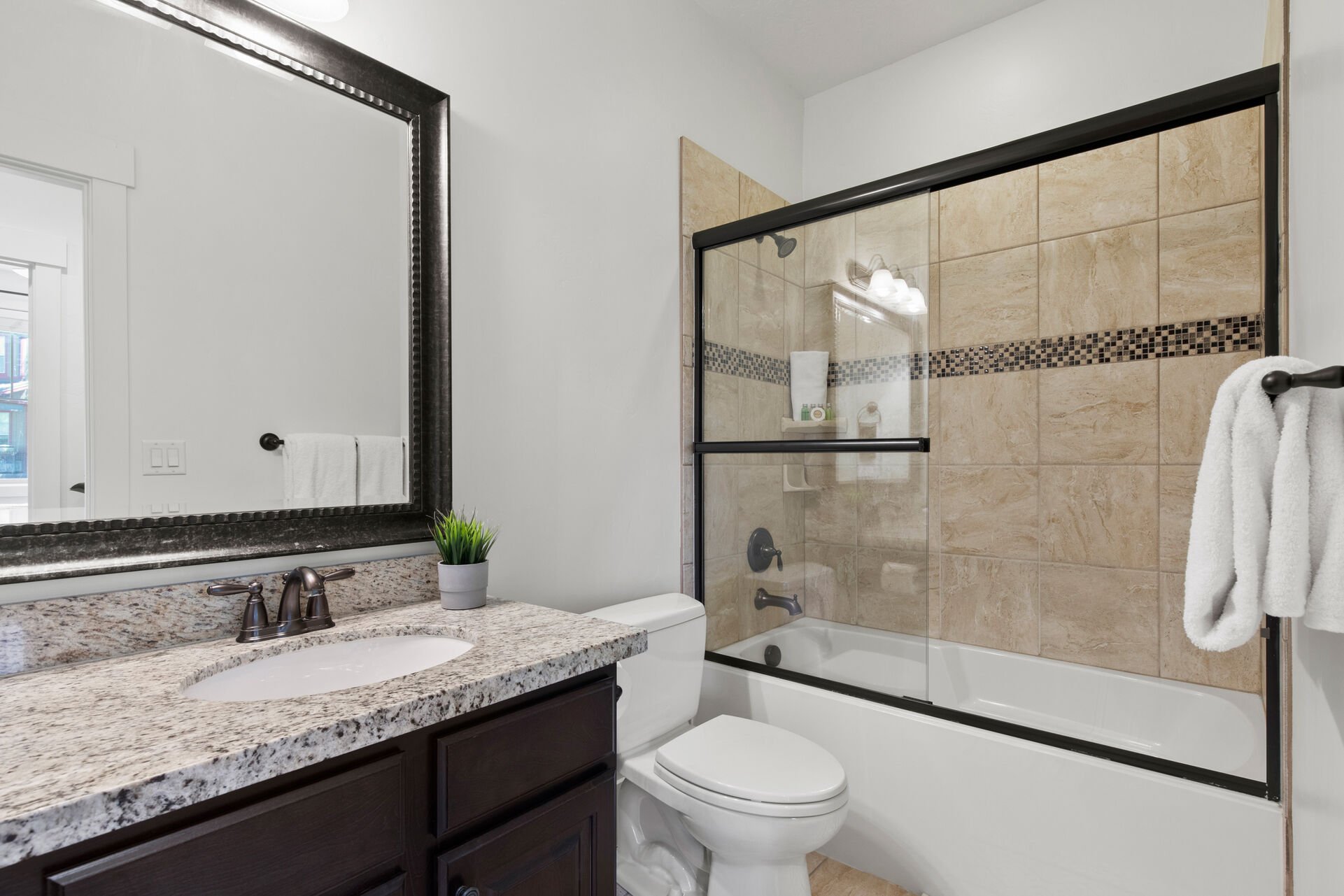 Shared bathroom 2 with tub/shower combo