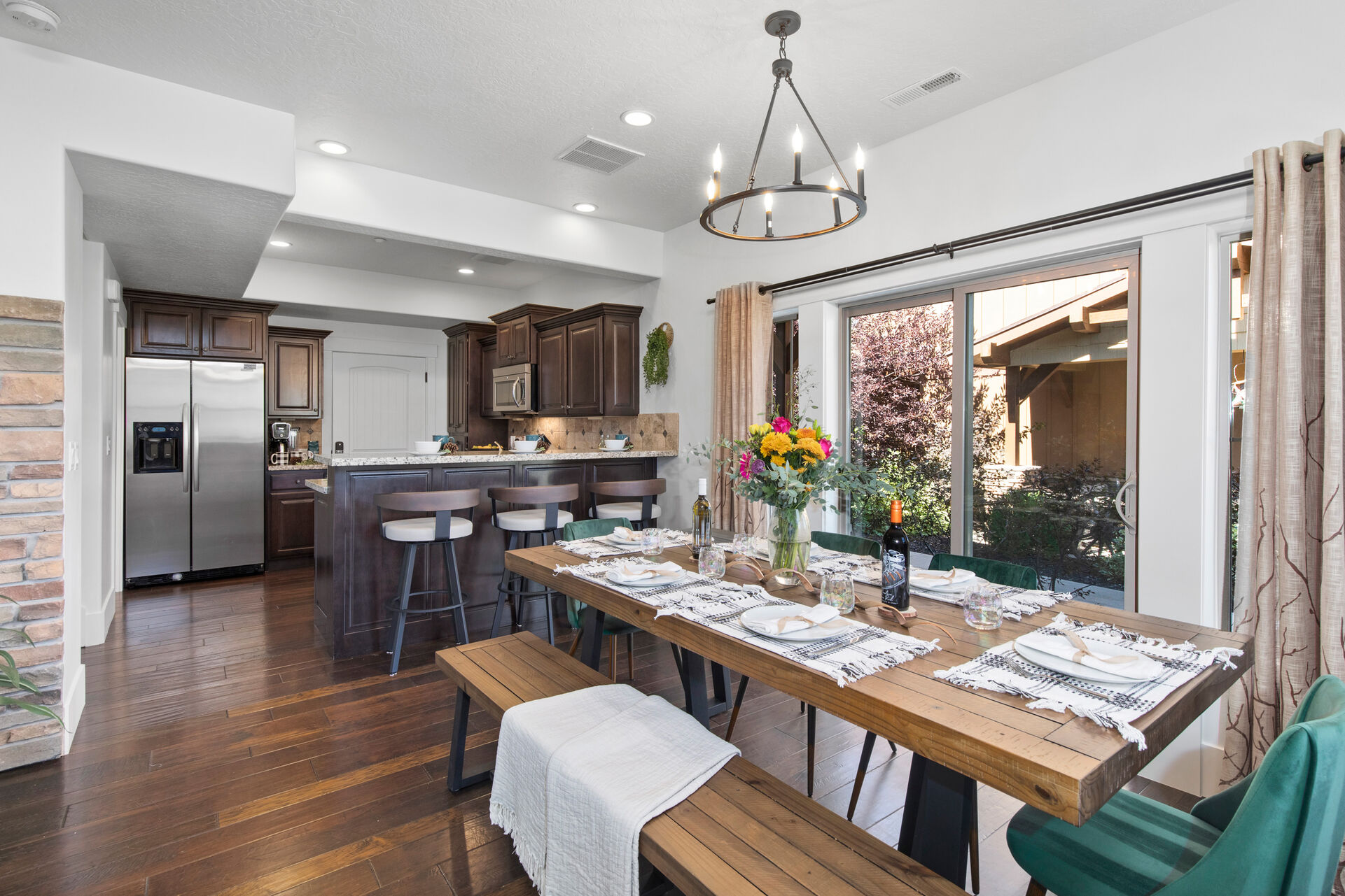 Dining Area with seating for 6