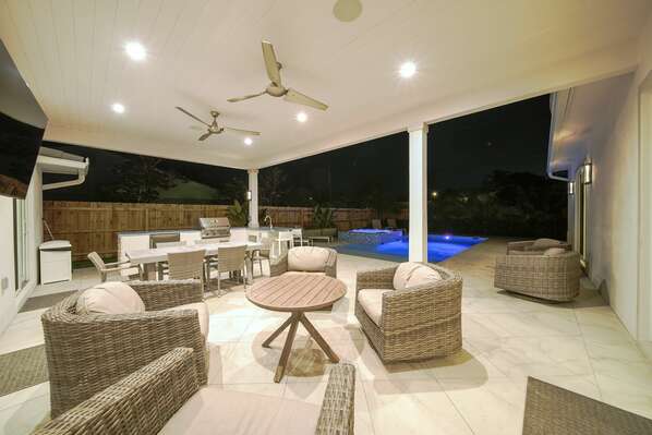 Enjoy your stay in Florida to the upmost with this spacious outdoor lounge and dining area