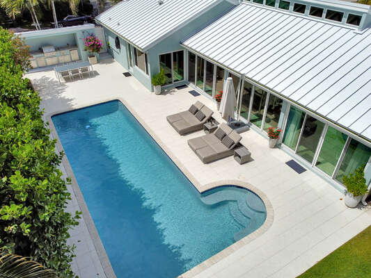 Heated Pool, sun loungers and outdoor kitchen in this private yard