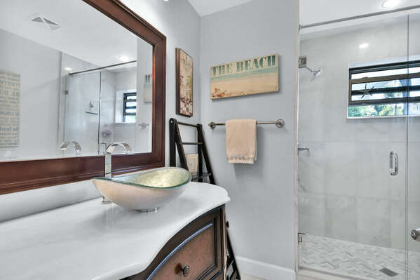 En-suite to Bedroom 1
Walk in Shower
Fresh Towels provided