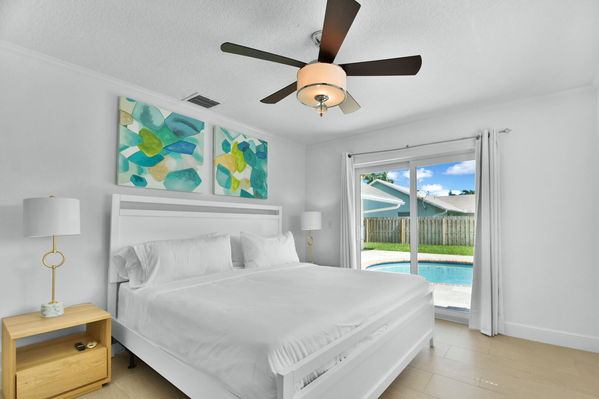 Bedroom 2
King size bed
Tv
Ceiling fan and patio doors to pool area