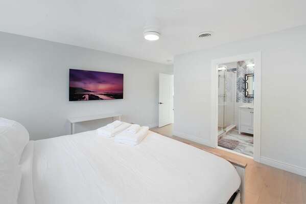 Bedroom 1
King Size Bed, Quality Linen
En-Suite
Fresh Towels
TV