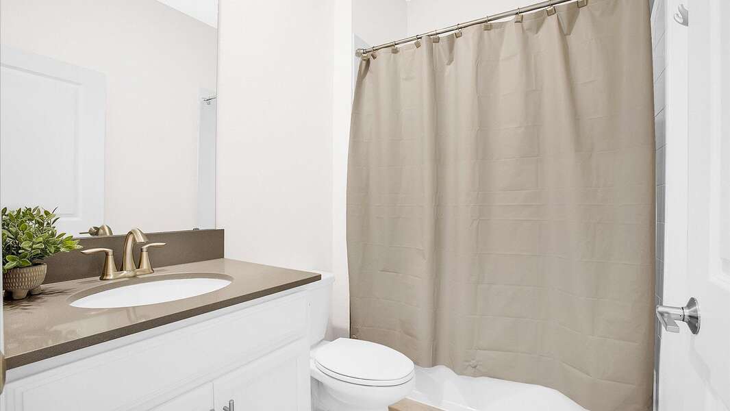 Hall Bathroom 3 Downstairs
Tub/ Shower Combo