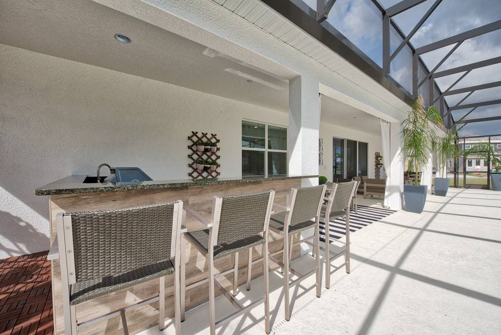 Enjoy the Florida Sunshine with our outdoor space ready for all the family! Great place to have a lunch in the Grill too, while the kids enjoy the pool!
