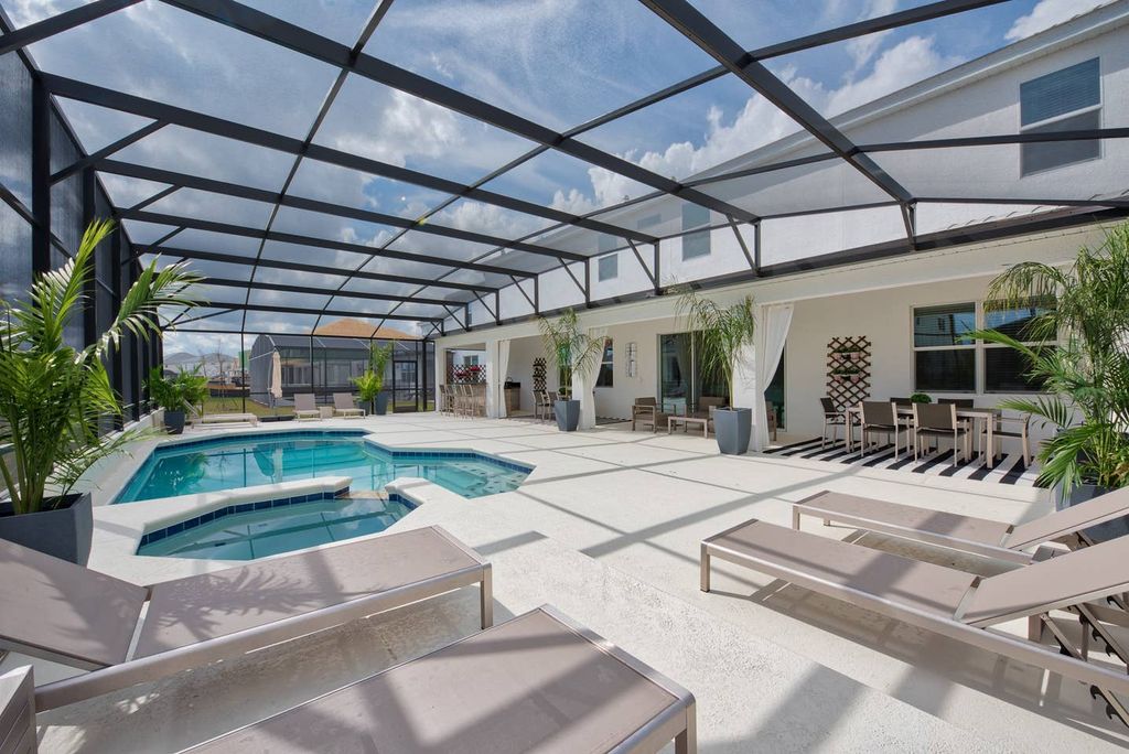 Enjoy the Florida Sunshine with our outdoor space ready for all the family! Great place to have a lunch in the Grill too, while the kids enjoy the pool!
