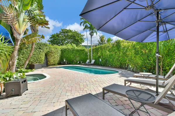 Sun loungers & umbrellas provided for your pleasure in the Florida Climate