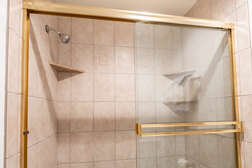 Master Bathroom - En-Suite Full Bathroom, Shower & Tub