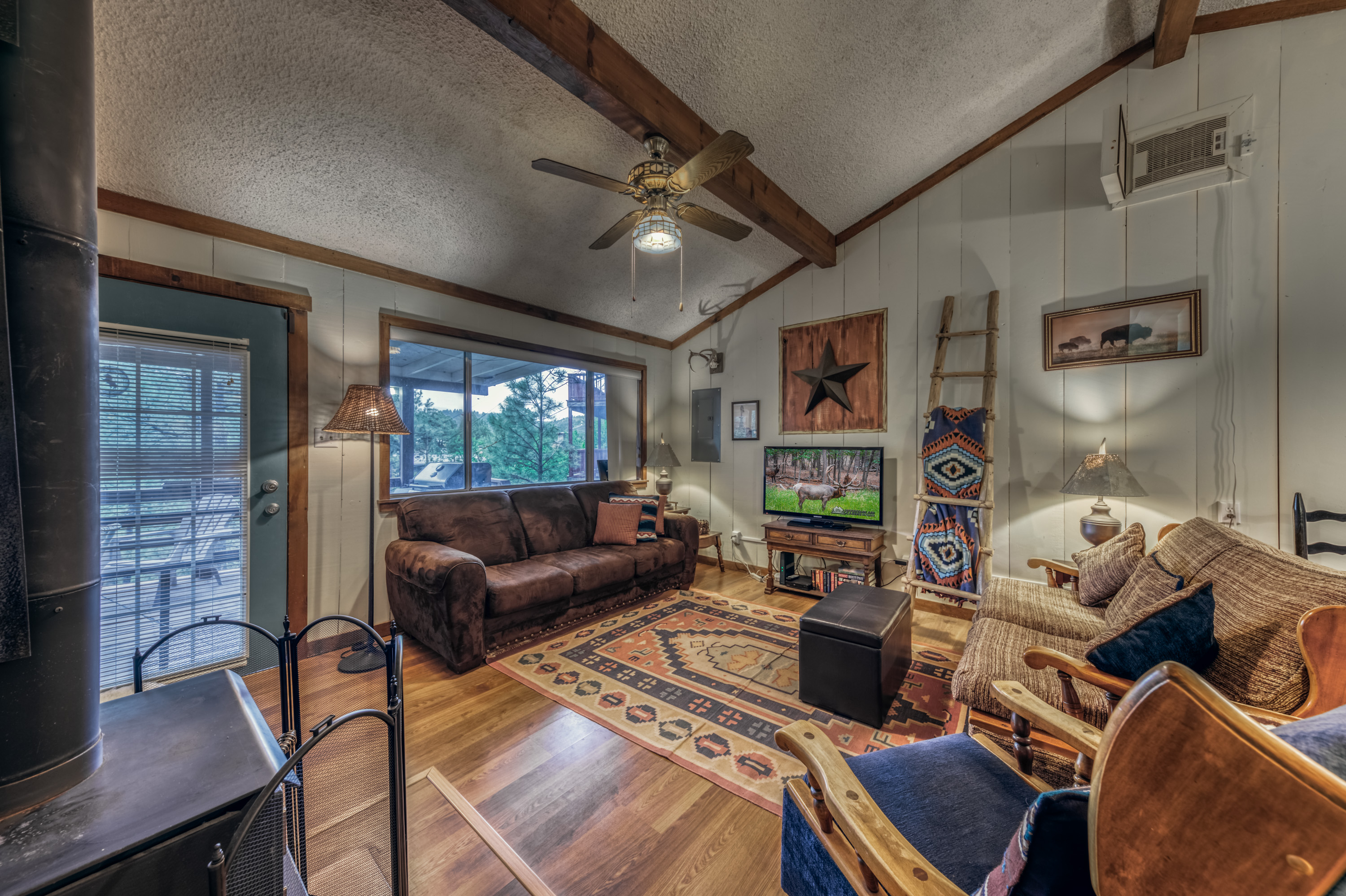 Rustic Retreat: Pet Friendly Rustic Chic with a Hot Tub and a View!