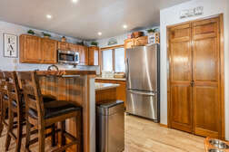 Fully Equipped Kitchen with 4 Bar Stools / Granite Countertops