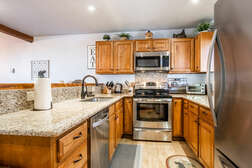 Fully Equipped Kitchen with 4 Bar Stools / Granite Countertops