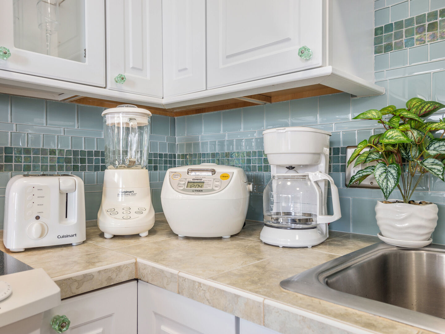 Fully equipped kitchen with coffee maker, toaster, kettle, blender and rice cooker