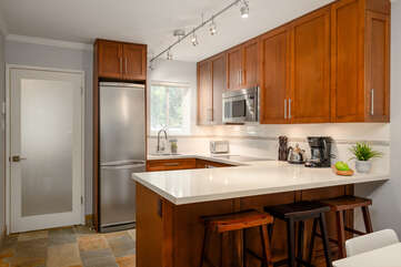 Fully Equipped Kitchen with  Island stools