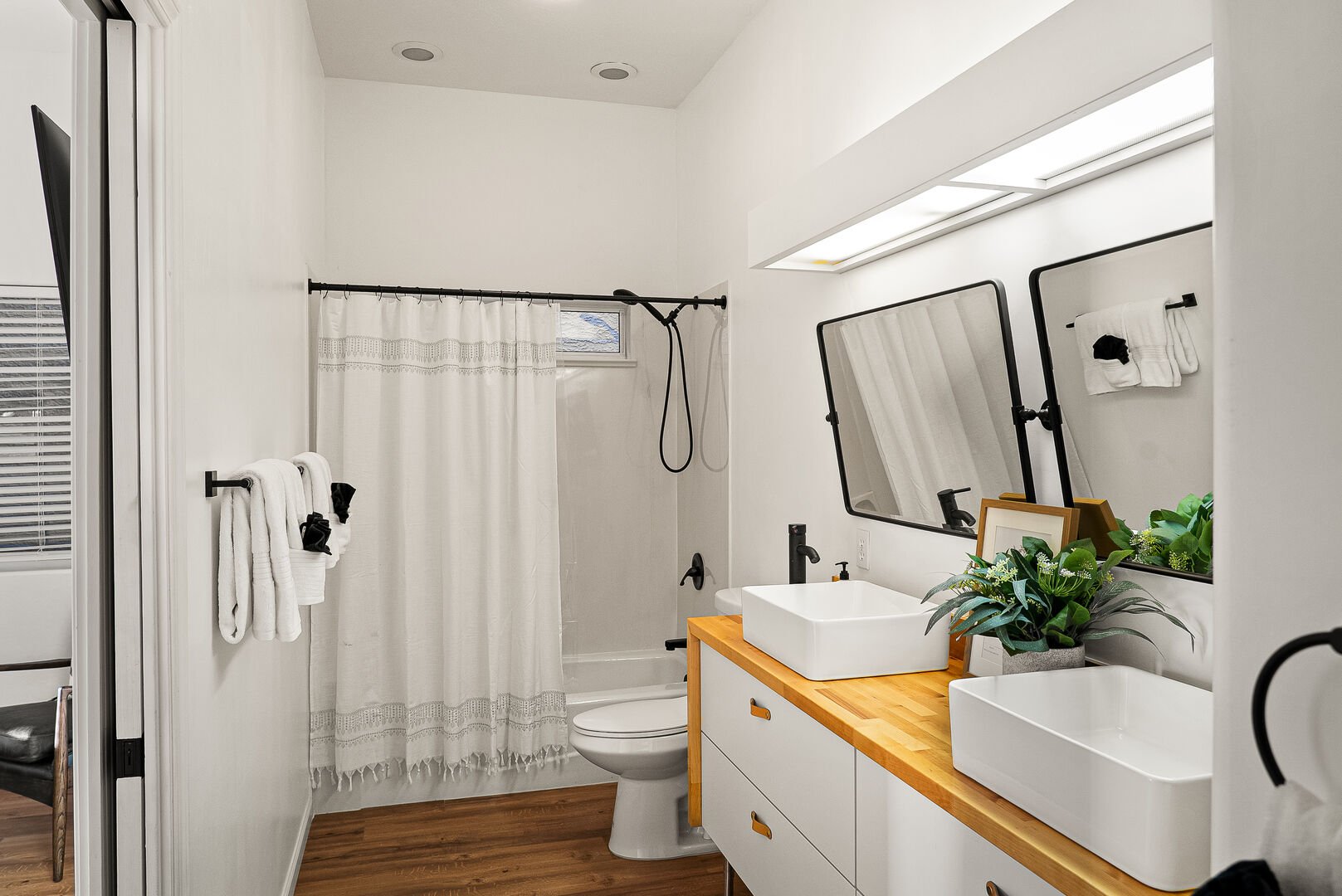Full Bathroom w/ Shower-Tub Combo