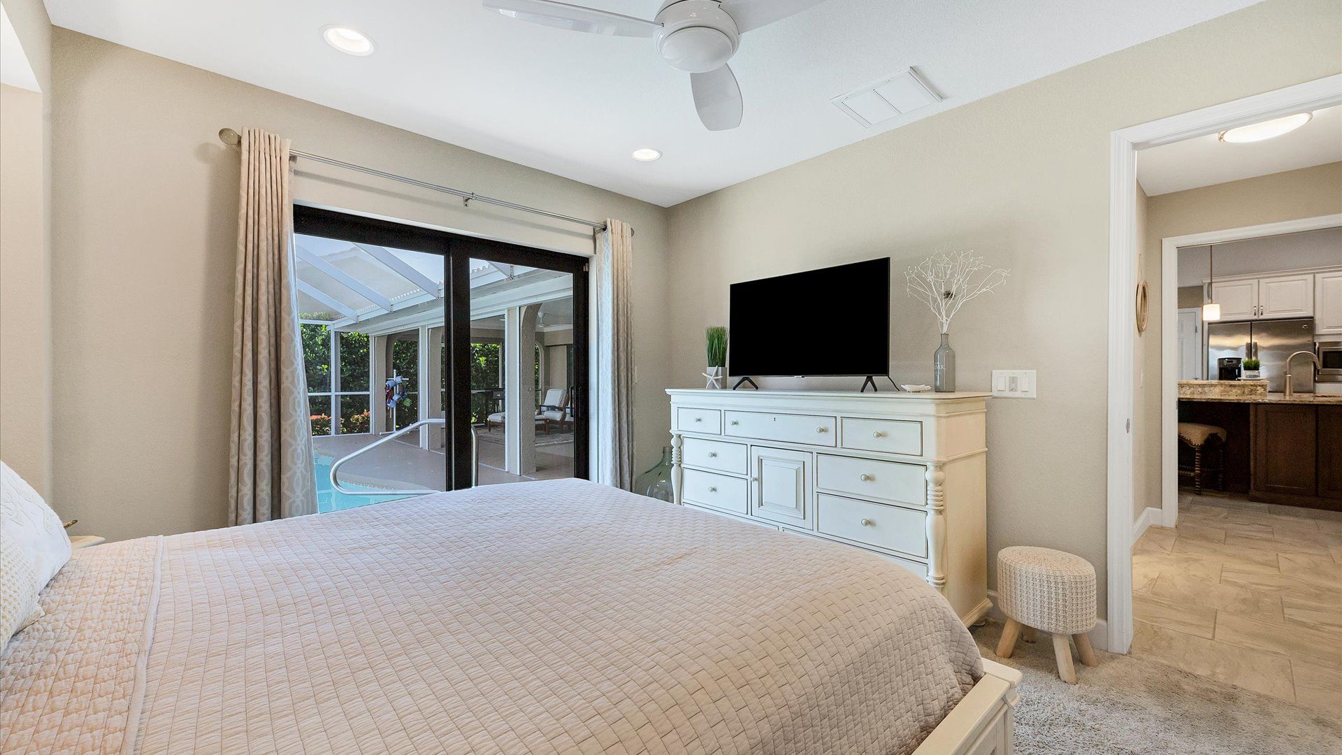 Queen guest bedroom with lanai access