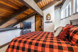 Loft with Queen Bed and Twin Bed / En-Suite Full Bathroom / Shower Only / Flat Screen Toshiba TV / DVD Player Only