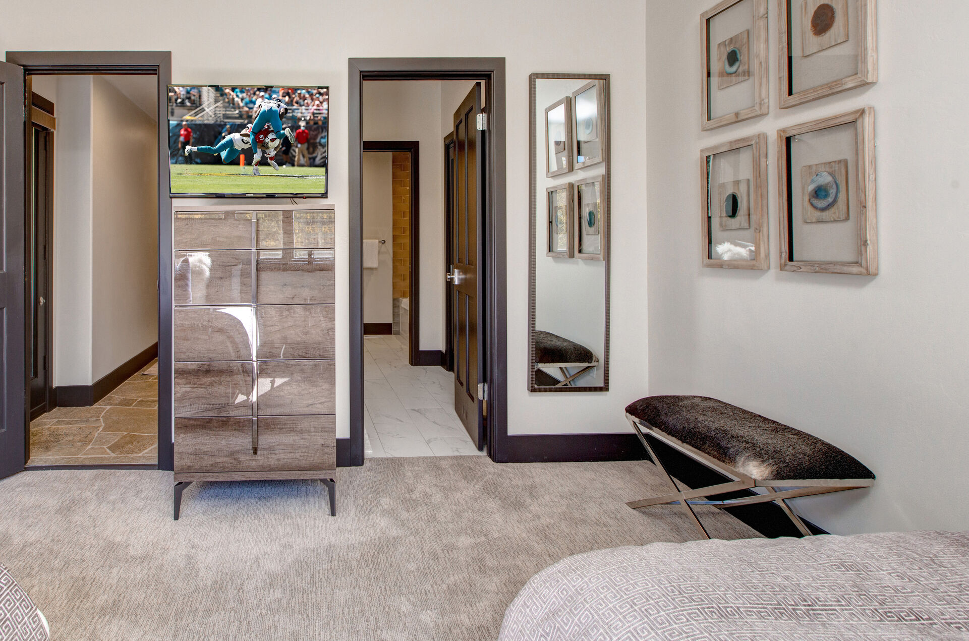 Bedroom 3 with 2 queen beds, Smart TV, and en suite bathroom