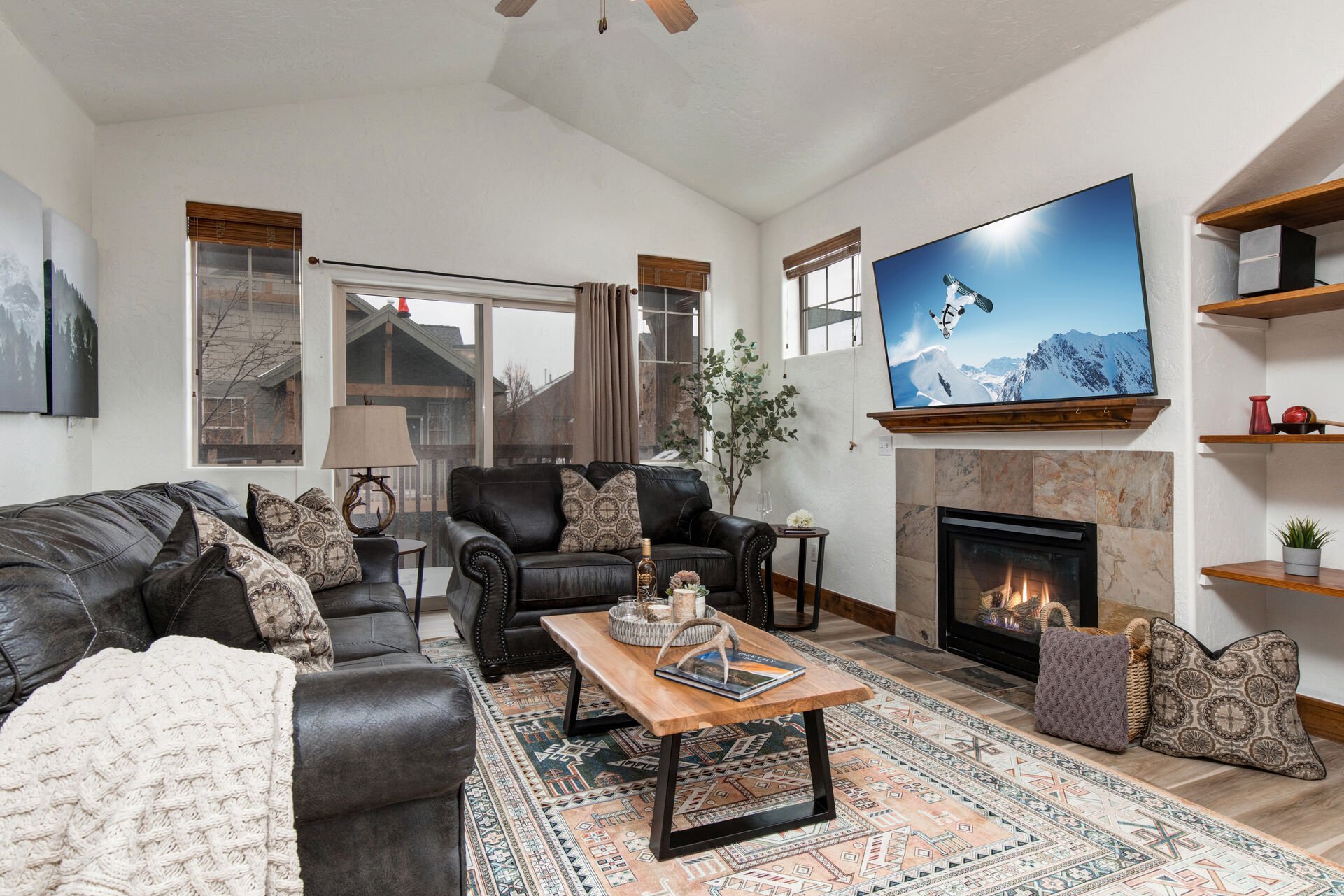 Cozy with Gas Fireplace, Smart TV and Queen Sleeper Sofa