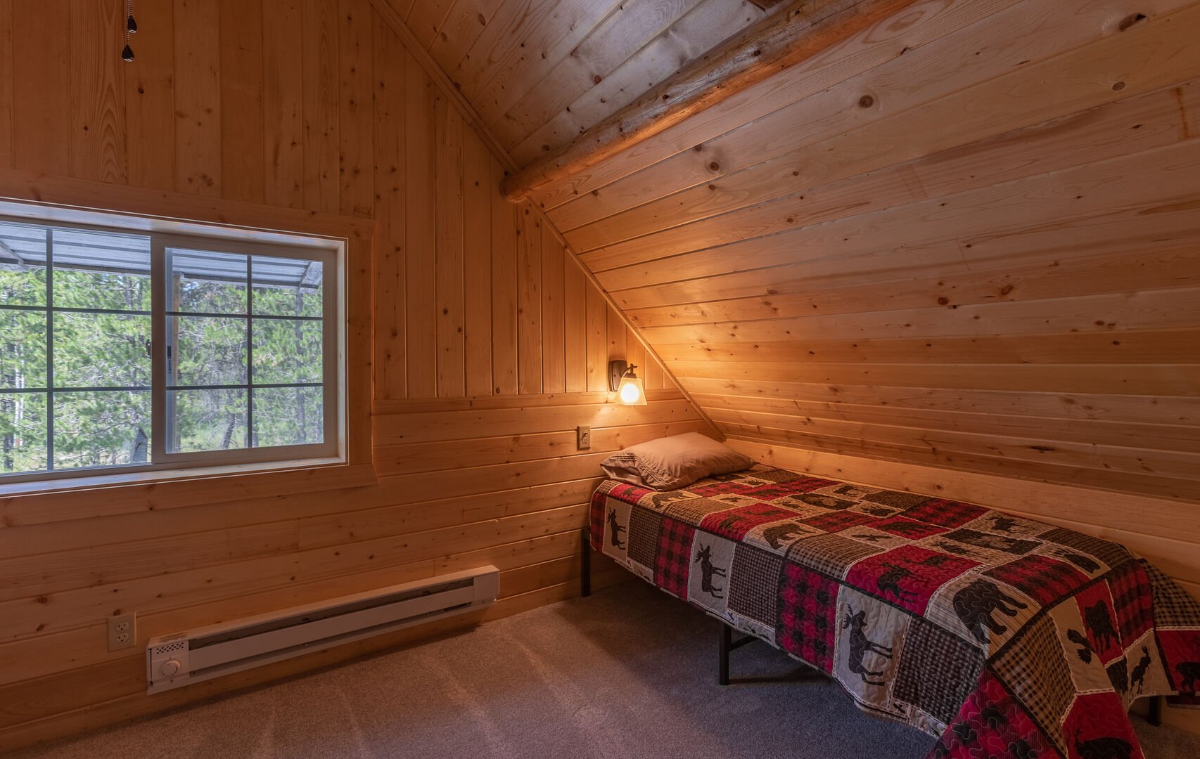 Hooter Hollow ~ loft w/ full over full bunk and 2 twin beds (considering this a bedroom)