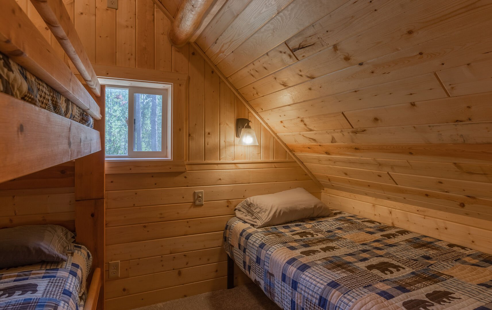 Hooter Hollow ~ loft w/ full over full bunk and 2 twin beds (considering this a bedroom)