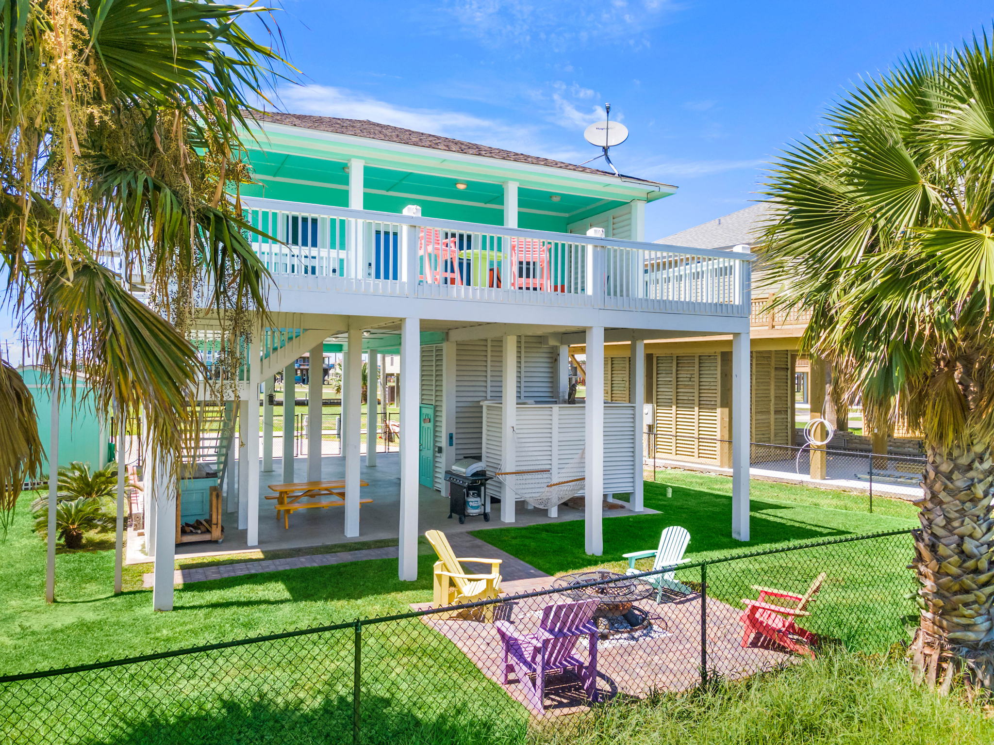 NEW 'Coastal Hourglass'- Crystal Beach - Walk to the Beach! | Fully Equipped Kitchen | Dog Friendly!