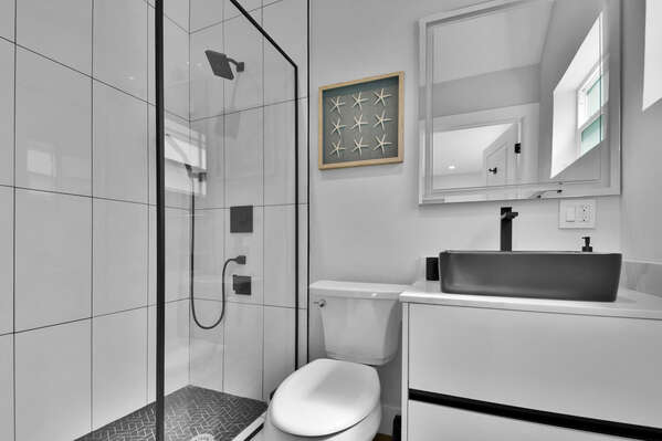 En-suite to bedroom 1
Walk in Shower