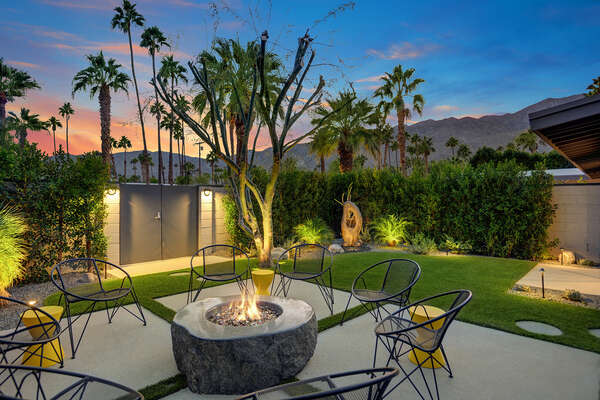 FIREPIT IN THE FRONT/SIDE YARD WITH AMAZING MOUNTAIN VIEWS. POOL AND SPA HEAT IS INCLUDED!