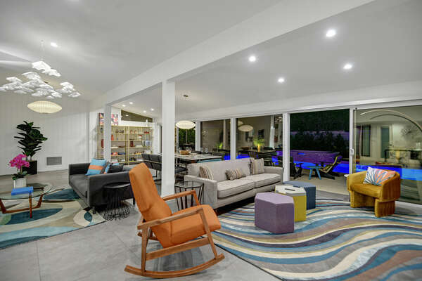 EXPANSIVE GREAT ROOM