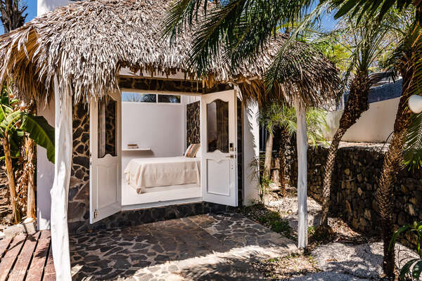 Suite VII Beach Room with outdoor shower