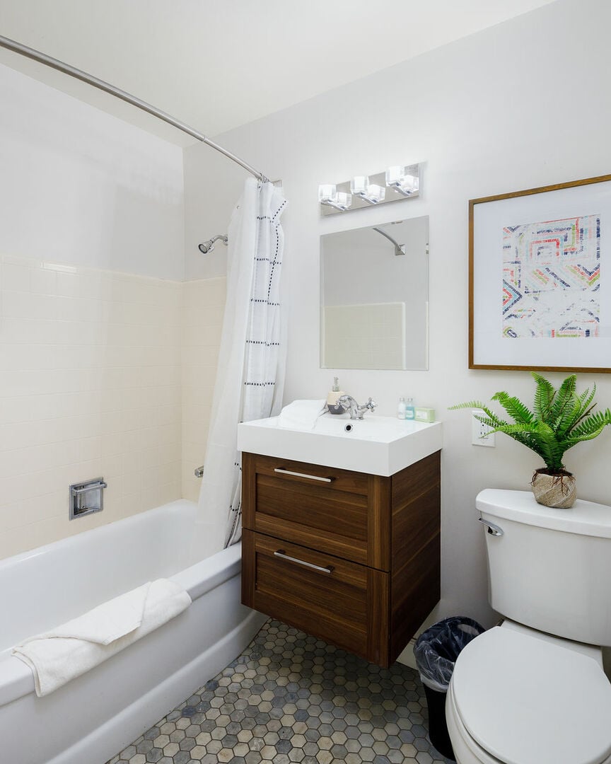 2nd bathroom with shower tub combo