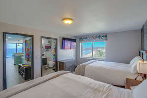 Guest bedroom with two queen size beds, and full in-suite bathroom with northern PB and La Jolla views!