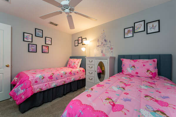 Bedroom 5 with 2 twin beds