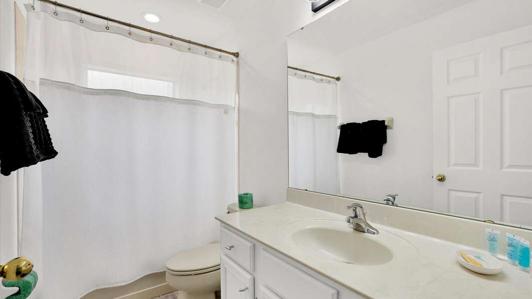 Hall Bathroom 5 Upstairs
Tub/Shower Combo