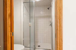 Master En-Suite Full Bathroom - Shower and Tub