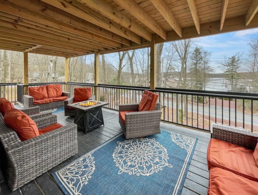 3rd Floor Outdoor Living Room with View of Lake