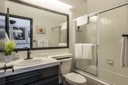 Master Bathroom #2 -- En-suite Full Bathroom - Shower and Tub