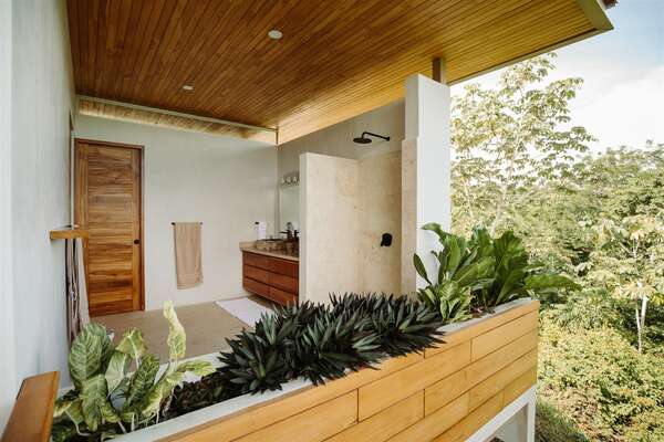 Open air shower to feel the jungle