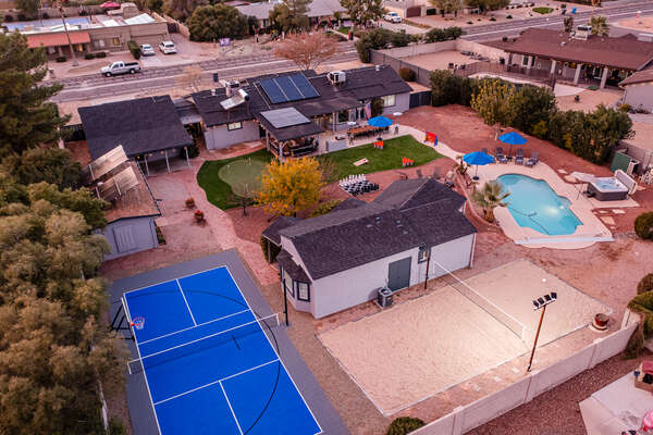 Dream Backyard! Pickelball, basketball, heated pool, putting green, and hot tub too!