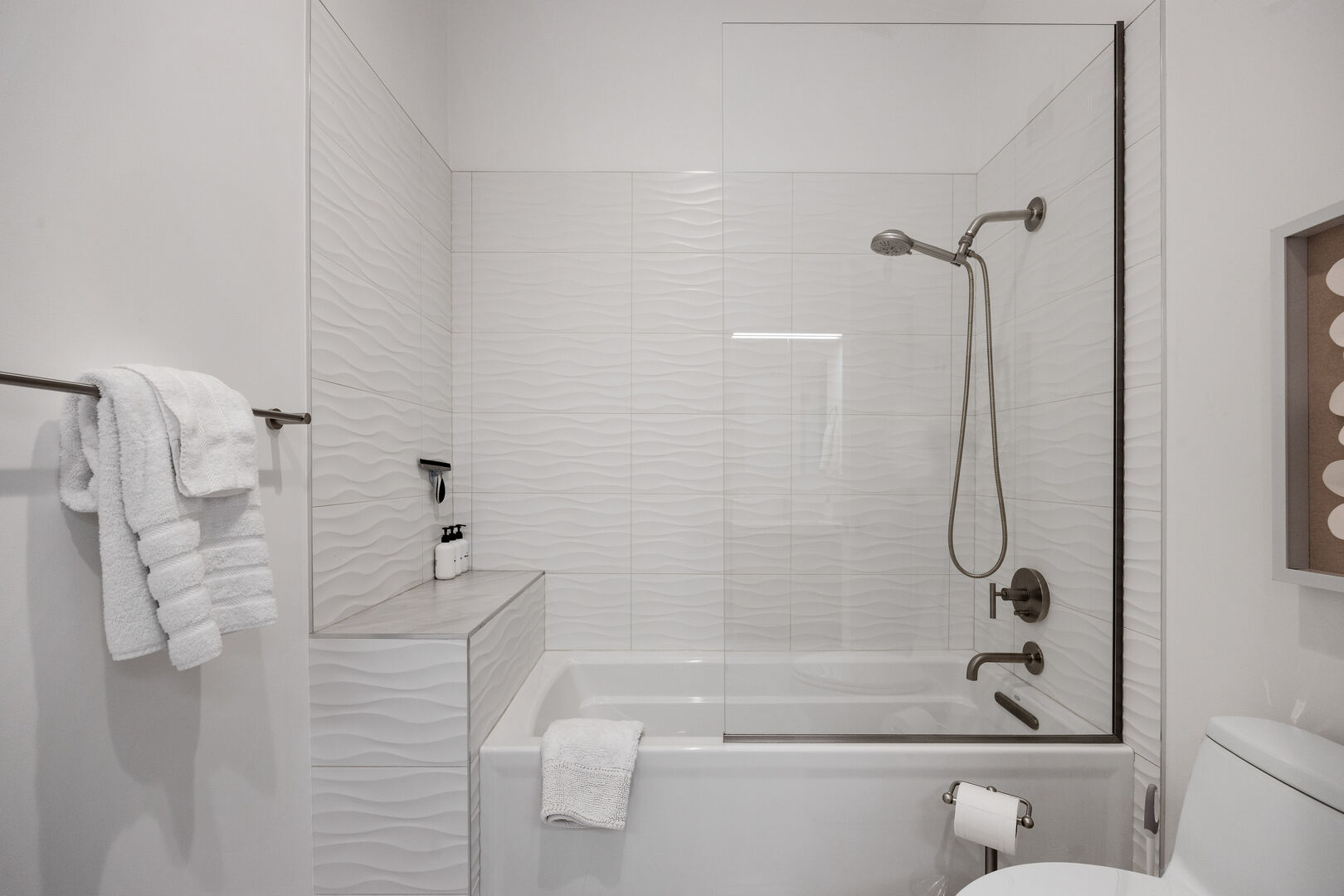Full Bathroom w/ Tub-Shower Combo