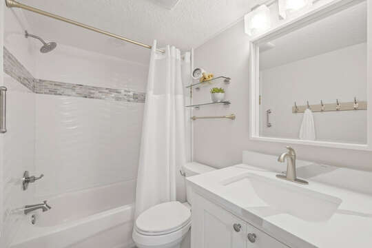 Guest Bathroom with shower/tub combination