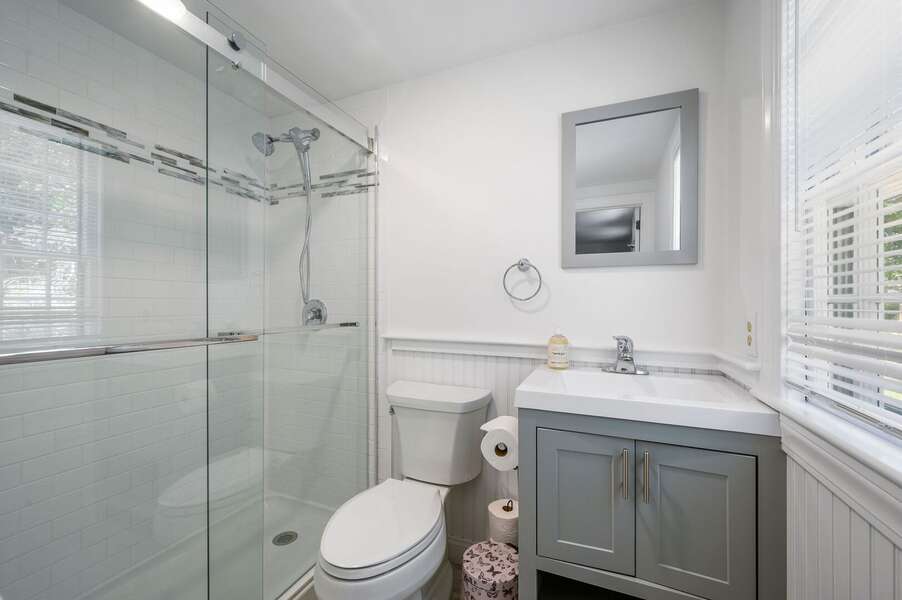 Full en suite Bathroom #1 with shower for Bedroom #1 - 5 Quivet Drive East Dennis - La Linda - NEVR