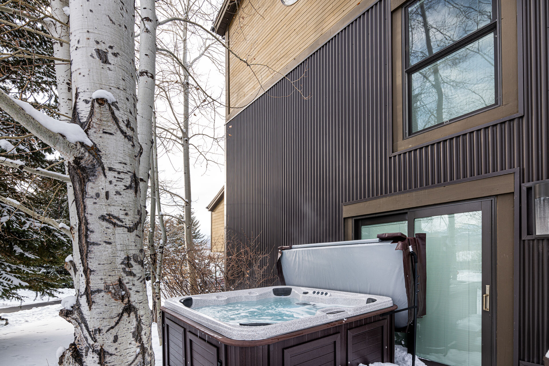 Private hot tub on the side of the house