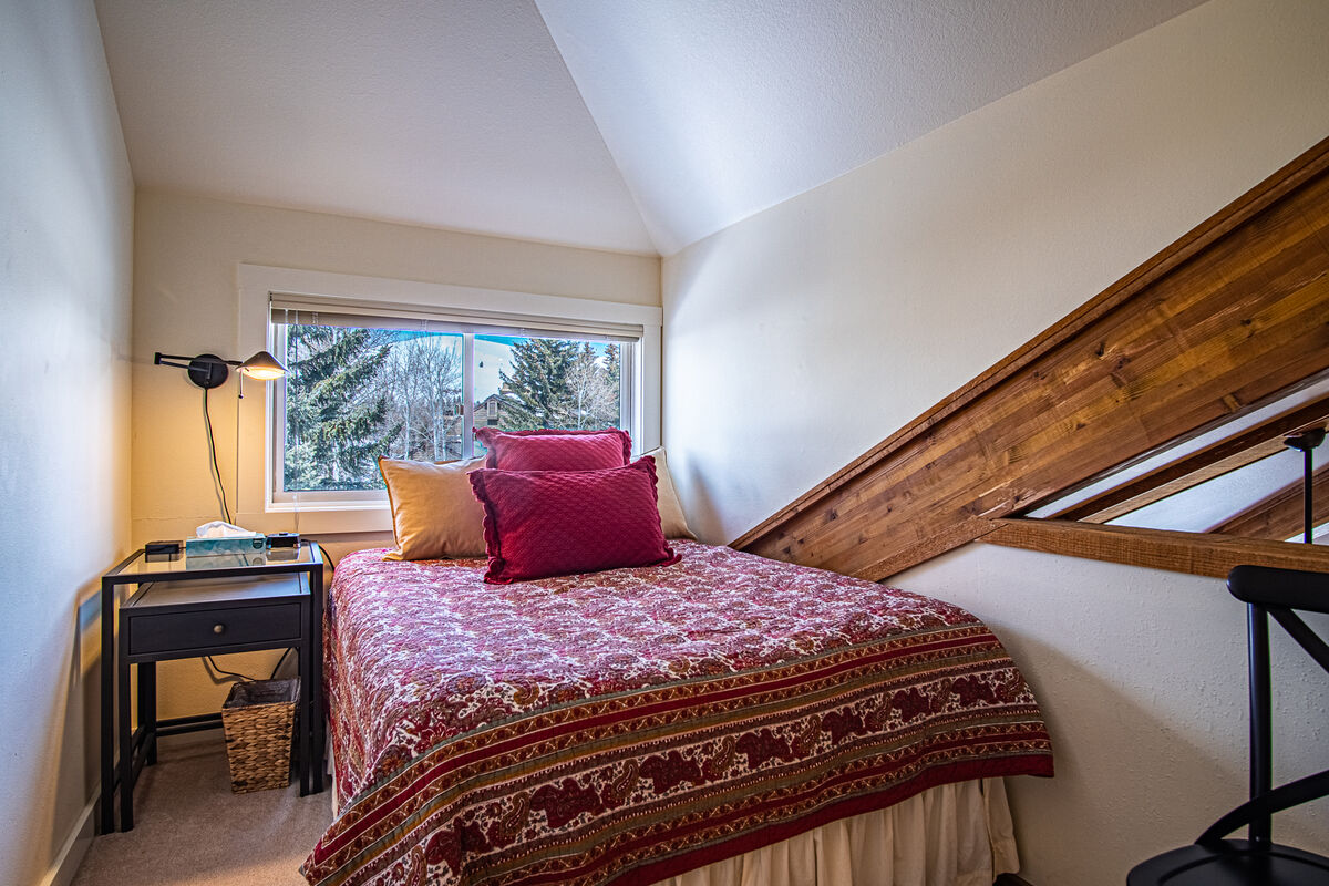 Upper level loft bedroom Sunny & spacious